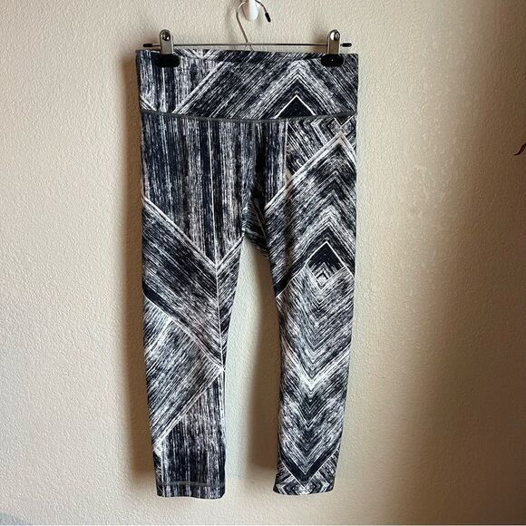 Lululemon Wunder Under Crop in Heat Wave 22” - Picture 2 of 8